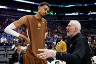 ウェンバンヤマはルーキーイヤーと昨季の開幕直後まで、ポポビッチ(右)の下でプレー。勝者の伝統を引き継いだ。(C)Getty Images
