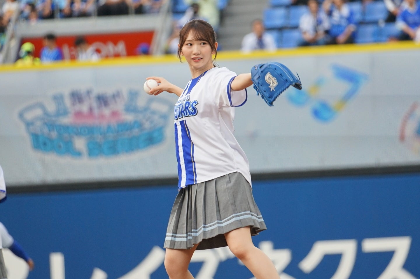 DeNAのセレモニアルピッチに登場した日向坂46の藤嶌果歩さん。写真：萩原孝弘