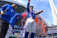 “悲劇”は岡本（中央）へのバケツシャワーで起きた。(C) Getty Images