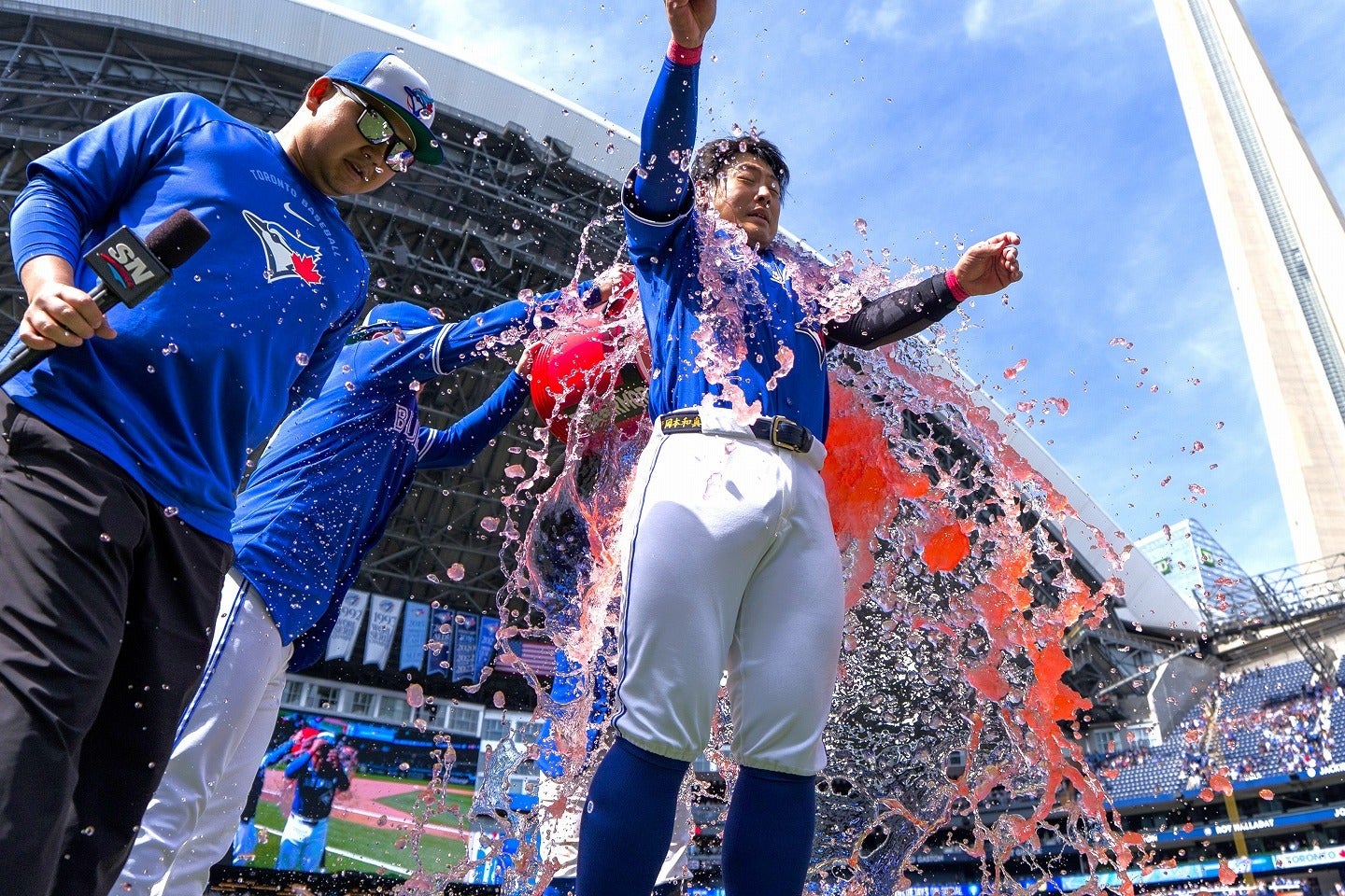 “悲劇”は岡本（中央）へのバケツシャワーで起きた。(C) Getty Images