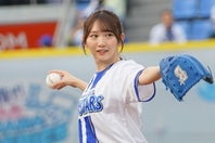 DeNAのセレモニアルピッチに登場した日向坂46の藤嶌果歩さん。写真：萩原孝弘