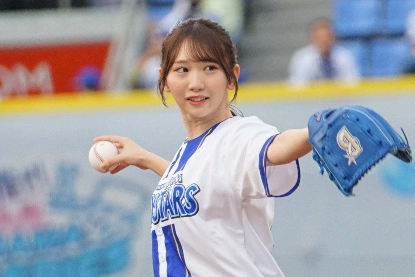 DeNAのセレモニアルピッチに登場した日向坂46の藤嶌果歩さん。写真：萩原孝弘