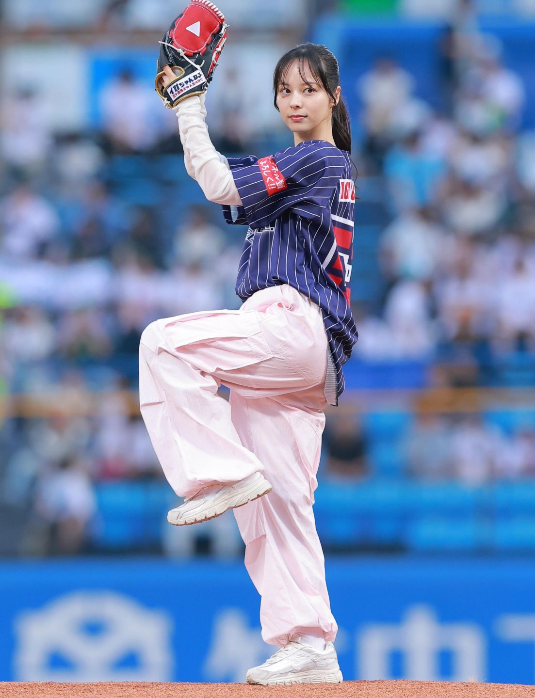 猛練習の成果を披露した山本萩子さん。大の燕党が神宮のマウンドで輝きを放った。写真：産経新聞社