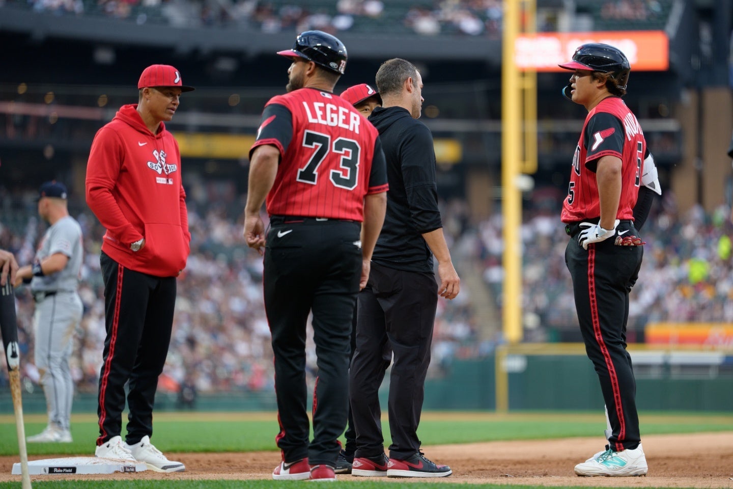 村上（右）は右太もも裏を痛め、指揮官も心配な表情を浮かべる。(C)Getty Images
