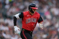 村上は３回に併殺を阻止するために一塁に全力疾走。しかし直後に右足太もも裏に張りを訴えて途中交代した。(C)Getty Images