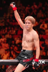 朝倉海がUFC３戦目で初勝利。ゲージに上がり高々と右腕を挙げた。(C)Getty Images