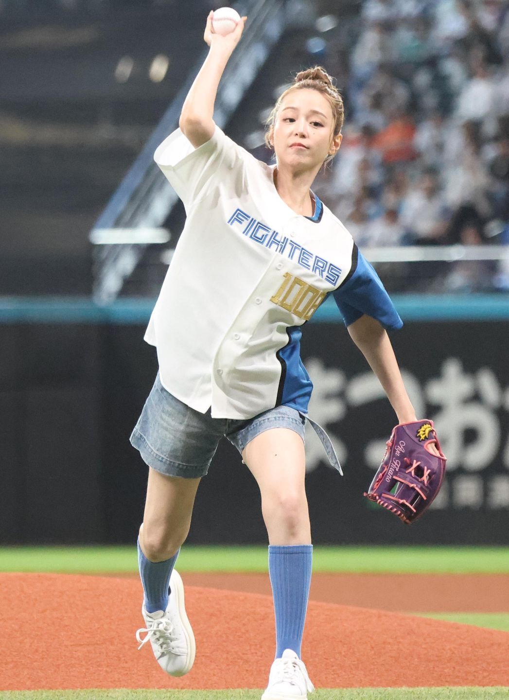 始球式とスペシャルライブでエスコンを盛り上げた平野綾さん。写真：産経新聞社