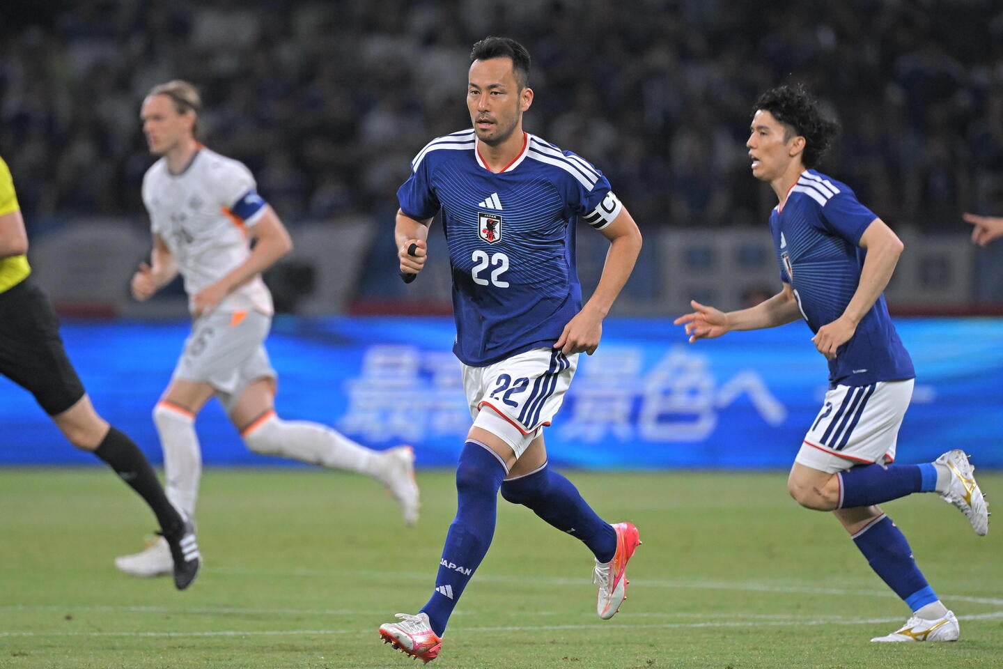 アイスランド戦限りで日本代表に復帰し、キャプテンを務めた吉田麻也。そのプレーを生観戦した人気お笑い芸人が話題を呼んでいる。写真：金子拓弥（THE DIGEST写真部）