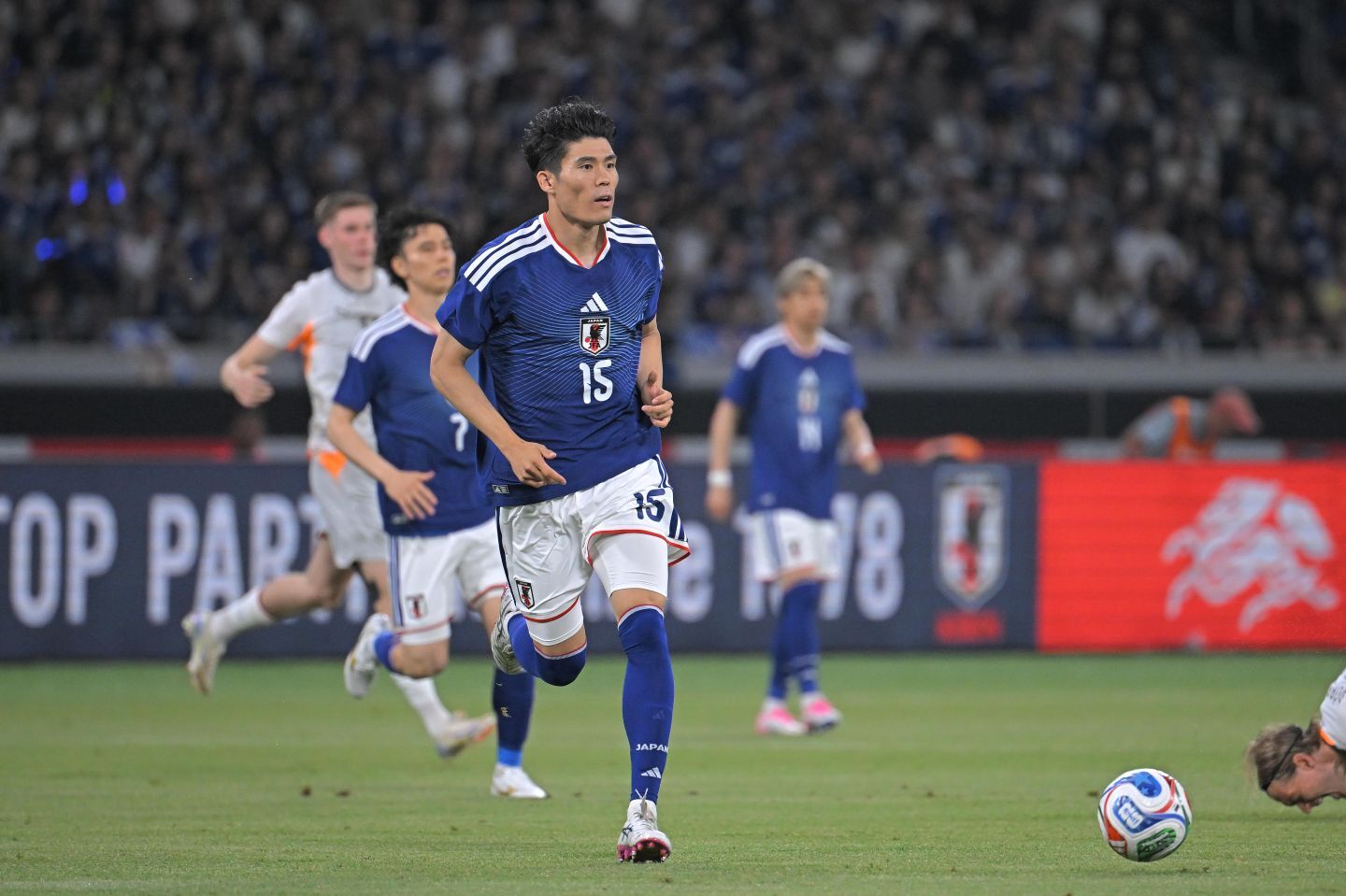 日本代表のテレビ中継で、飲水タイム中にCMが入ったことが話題となった。写真：金子拓弥（THE DIGEST写真部）