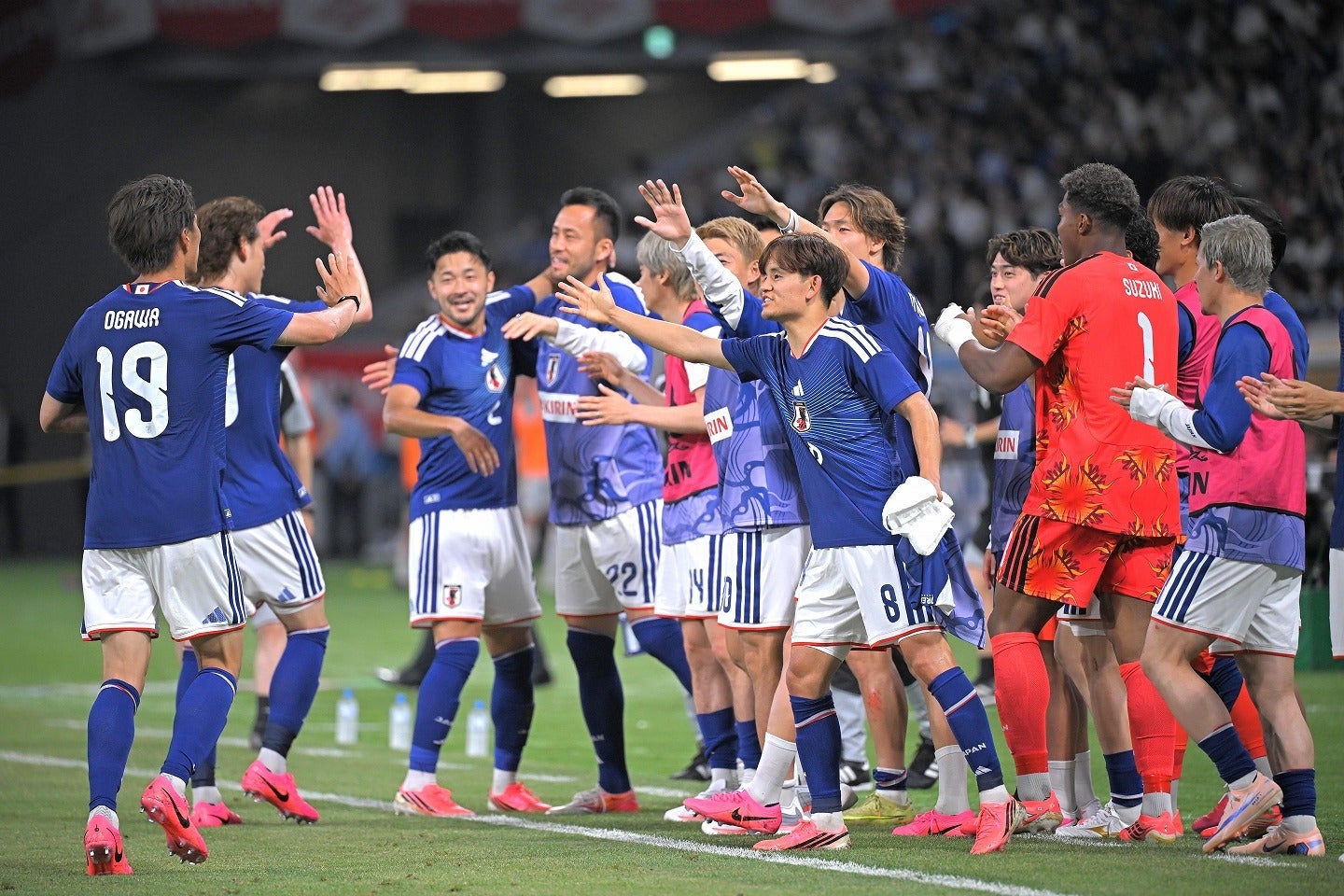アイスランド戦に勝利した日本代表。写真：金子拓弥（THE DIGEST写真部）