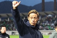 日本対アイスランドの日本テレビ系列生中継に登場した本田。写真：梅月智史（THE DIGEST写真部）