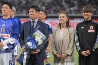 元なでしこジャパンの澤穂希（右から２人目）さんが壮行会に登場。森保監督に花束を贈呈した。写真：金子拓弥（THE DIGEST写真部）