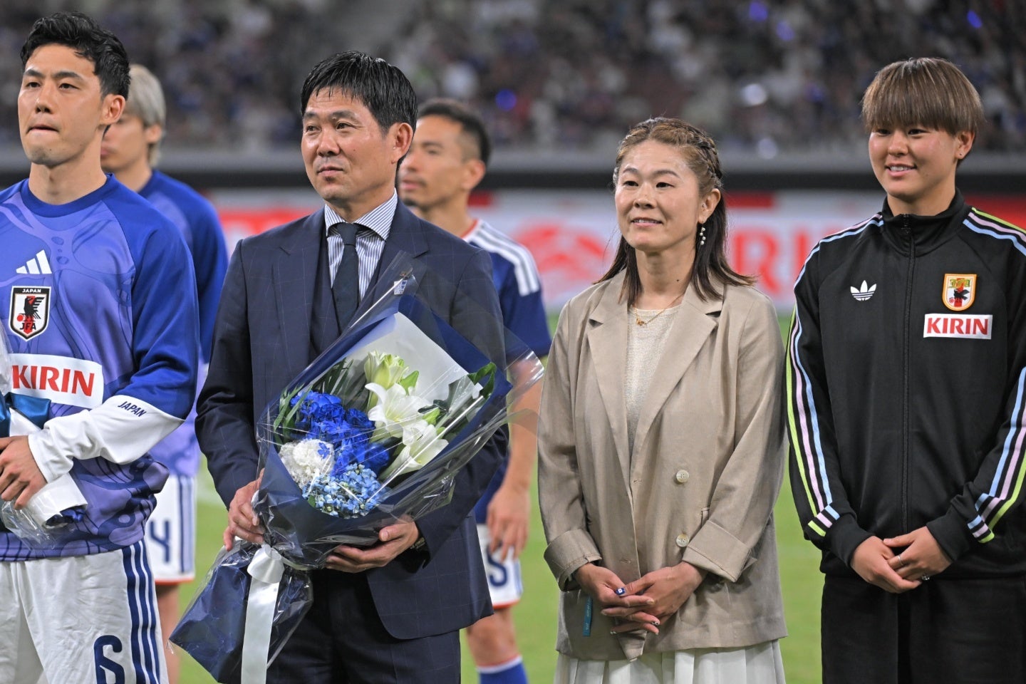 元なでしこジャパンの澤穂希（右から２人目）さんが壮行会に登場。森保監督に花束を贈呈した。写真：金子拓弥（THE DIGEST写真部）