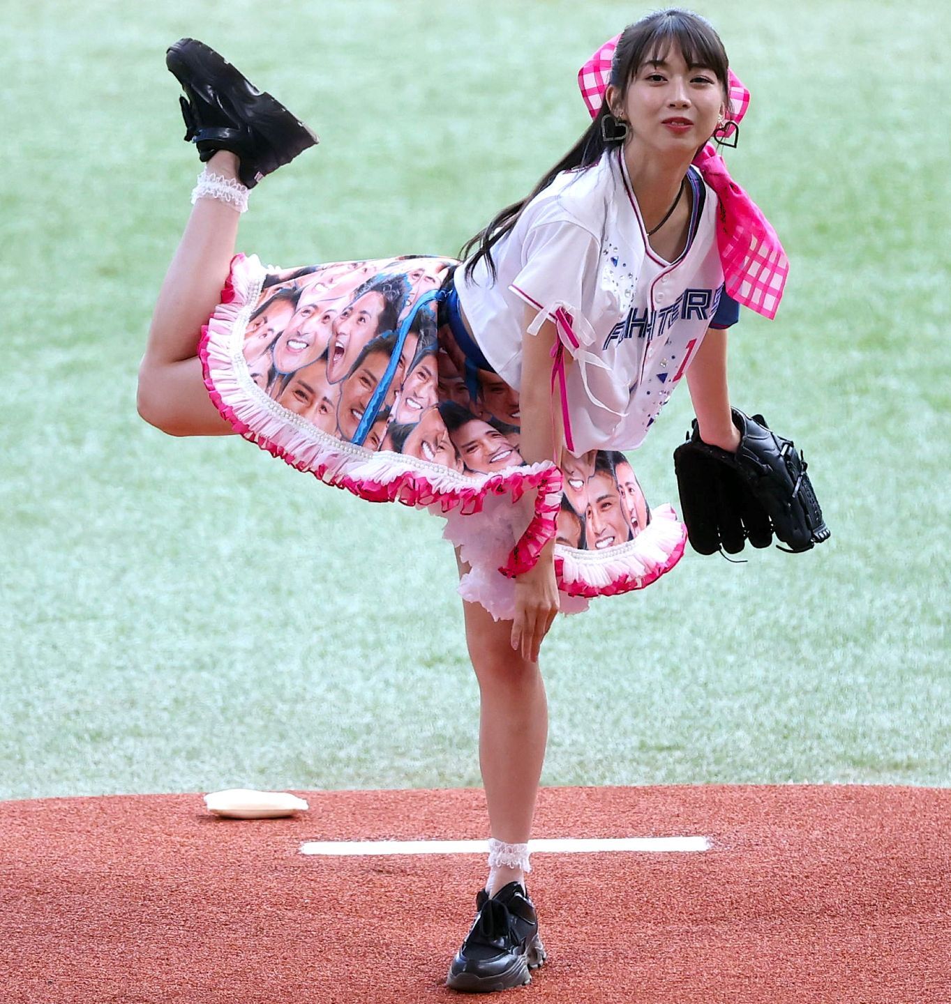 斬新ファッションで特大のインパクトを与えた牧野真莉愛さん。投球は練習の成果もあり、見事ノーバウンドを完遂した。写真：産経新聞社