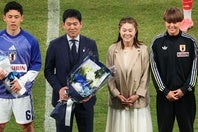 W杯壮行会で森保監督に花束を贈った元なでしこジャパンの澤穂希さん（右から２人目）。写真：梅月智史（THE DIGEST写真部）