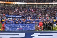 サポーターを背にして記念撮影する日本代表。写真：金子拓弥（THE DIGEST写真部）