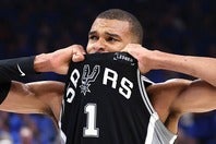 初のウエスタンカンファレンス優勝に感極まっているウェンバンヤマ。(C)Getty Images