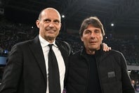 ナポリの監督を退任したコンテ（右）と、ミラン指揮官の座を解任されたアッレーグリ（左）。(C)Alberto LINGRIA