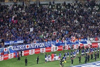 日本人サポーターによる試合後の清掃活動が、世界中から称賛を集めている。写真：梅月智史（THE DIGEST写真部）