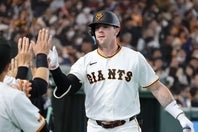 今季10号の２ラン本塁打を放った巨人のキャベッジ。写真：産経新聞社