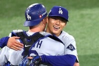 異次元のパフォーマンスでWS連覇に大きく貢献した山本由伸（右）。(C)Getty Images
