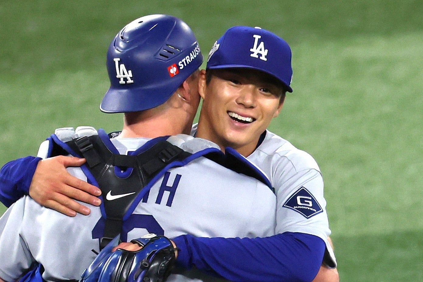 異次元のパフォーマンスでWS連覇に大きく貢献した山本由伸（右）。(C)Getty Images