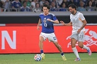 短いソックスでプレーする日本代表の中村敬斗。JALとのパートナーシップ契約を発表した。写真：金子拓弥（THE DIGEST写真部）