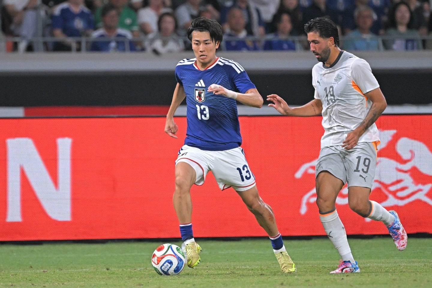 短いソックスでプレーする日本代表の中村敬斗。JALとのパートナーシップ契約を発表した。写真：金子拓弥（THE DIGEST写真部）