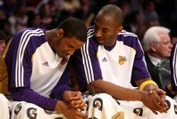 アリーザ(左)が2008年オフにコビー(右)から送られた“優勝への設計図”を明かした。(C)Getty Images