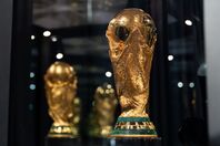 トロフィーツアーで展示されているW杯トロフィー。(C) Getty Images