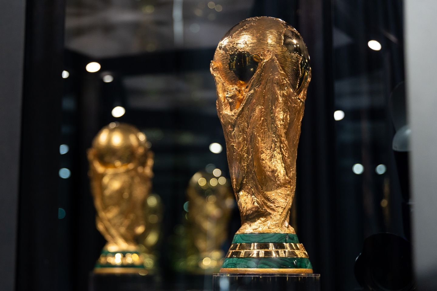 トロフィーツアーで展示されているW杯トロフィー。(C) Getty Images