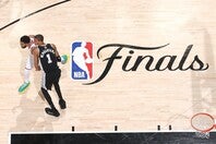 ファイナル第１戦は前半を終えてスパーズが７点リードを奪った。(C)Getty Images