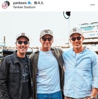 ヤンキース戦に映画監督のショーン・レヴィ、俳優のヒュー・ジャックマン、レイノルズの豪華スター陣が姿をみせた。写真：球団公式SNSのスクリーンショット（＠ yankees）
