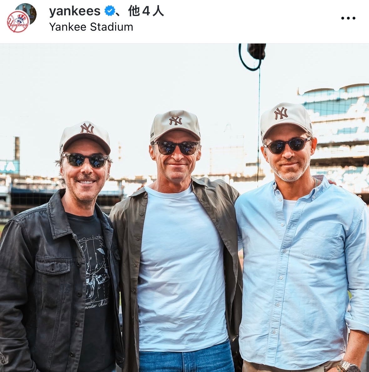 ヤンキース戦に映画監督のショーン・レヴィ、俳優のヒュー・ジャックマン、レイノルズの豪華スター陣が姿をみせた。写真：球団公式SNSのスクリーンショット（＠ yankees）