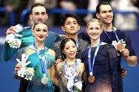 ミラノ・コルティナ五輪のフィギュアスケートペアで表彰台に立った３組。りくりゅうプロデュースのアイスショー出演が決まった。(C)Getty Images
