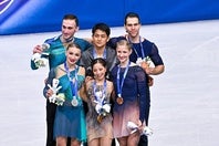 ミラノ・コルティナ五輪のフィギュアスケートペアで表彰台に立った３組。りくりゅうプロデュースのアイスショー出演が決まった。(C)Getty Images
