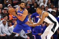 初戦に続き攻守で躍動したタウンズを中心に、結束したニックスが連勝を飾った。(C)Getty Images