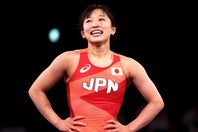 五輪２大会連続メダリストの須﨑優衣。高級車とのツーショットに笑顔を浮かべた。(C)Getty Images