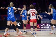 日本はカナダとの競り合いを制し開幕４連勝を果たした。(C)volleyball World