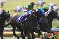 安田記念を制した８番人気のシックスペンス。騎乗した武豊騎手は歴代最多となる４勝目を挙げた。写真：産経新聞社