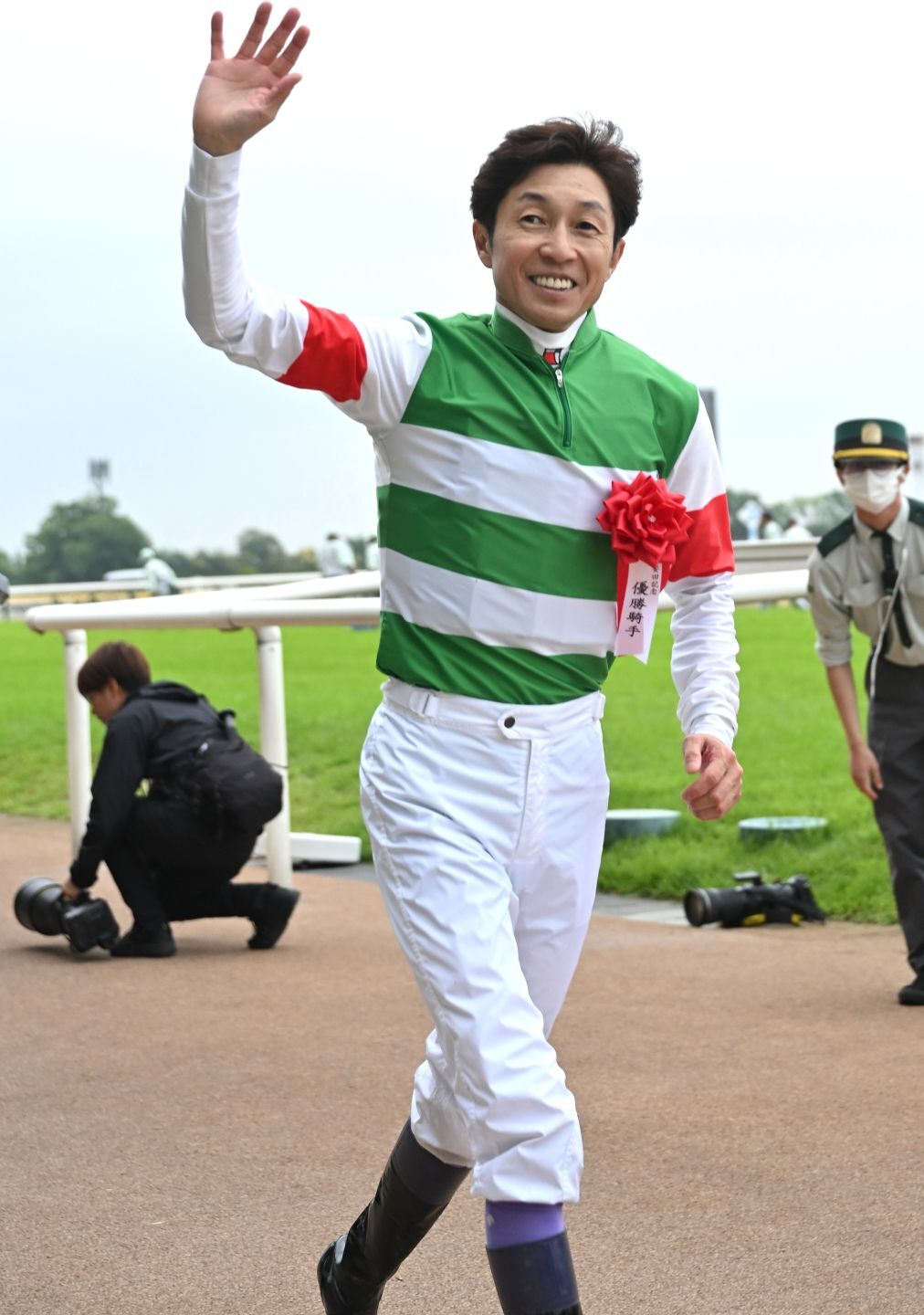 安田記念を制して大歓声に応える武豊。「新プロジェクトX」ではあの伝説名馬との思い出を語りつくした。写真：産経新聞社