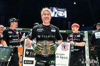 神龍が扇久保を破り、フライ級新王者となった。(C) RIZIN FF