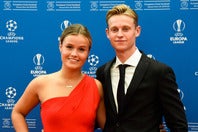 デ・ヨングの妻キーメニーさんが家族ショットを公開した。(C) Getty Images