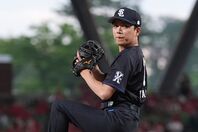 セレモニアルピッチで豪快なピッチングを披露した山崎さん。写真：球団提供