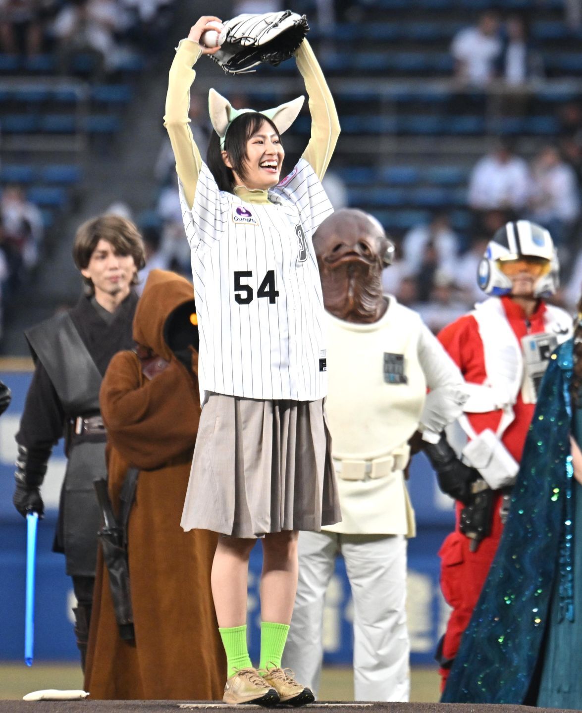 グローグーに扮した恒松祐里さん。大人気キャラたちが見守るなかでナイスピッチングを披露した。写真：産経新聞社