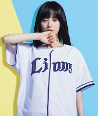 ベルーナドームでセレモニアルピッチを務める山下美月さん。写真：球団提供