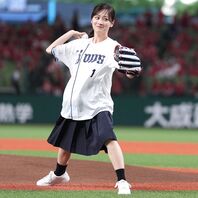 ベルーナＤに降臨した山下美月さん。綺麗なフォームから投じた一球の行方は――。写真：球団提供