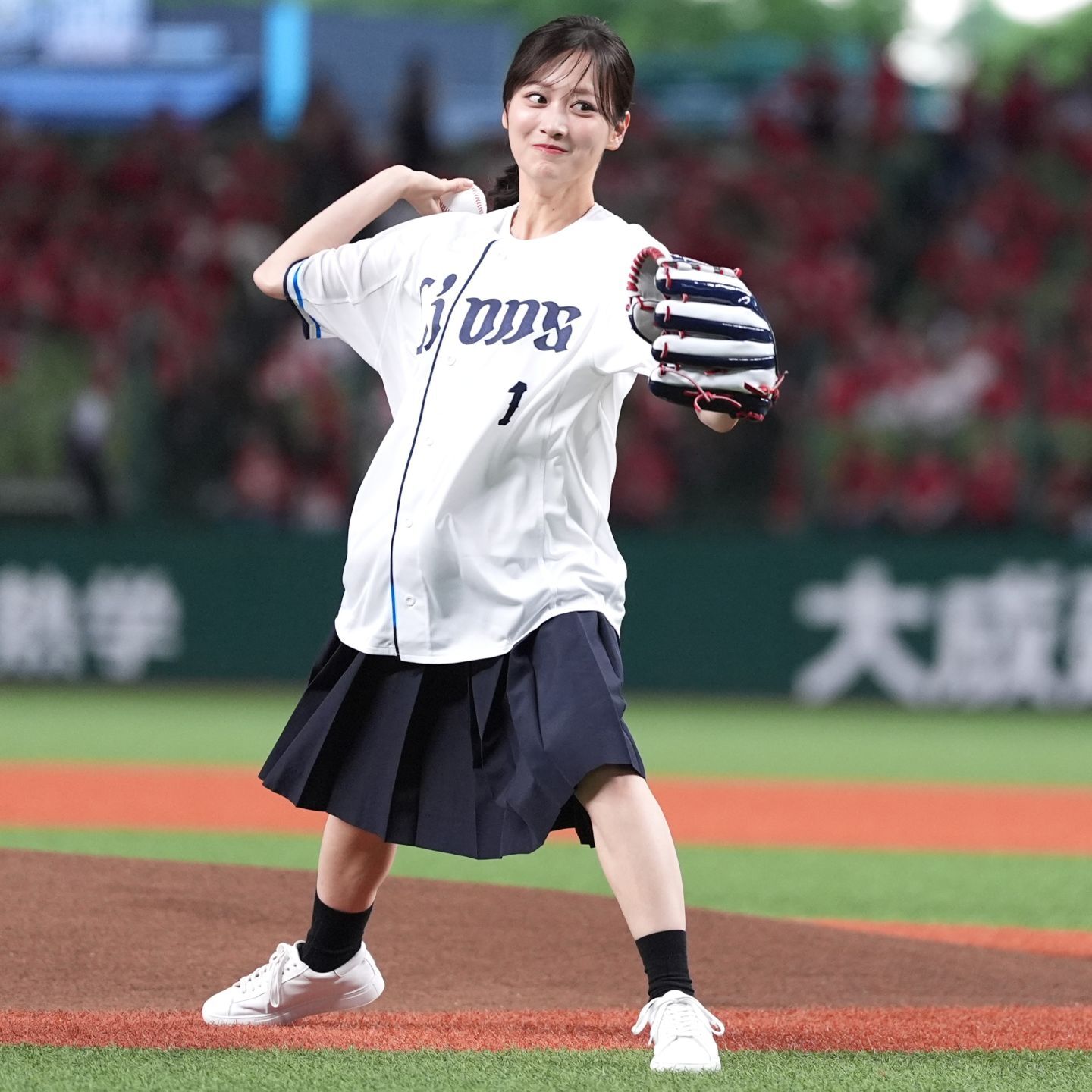 ベルーナＤに降臨した山下美月さん。綺麗なフォームから投じた一球の行方は――。写真：球団提供