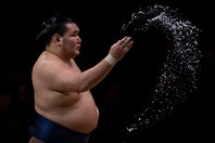 大相撲の豊昇龍智勝が塩をまく姿。(C) Getty Images