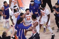 劇的勝利後、殊勲のアヌノビーを中心にニックスが歓喜の輪を作った。(C)Getty Images